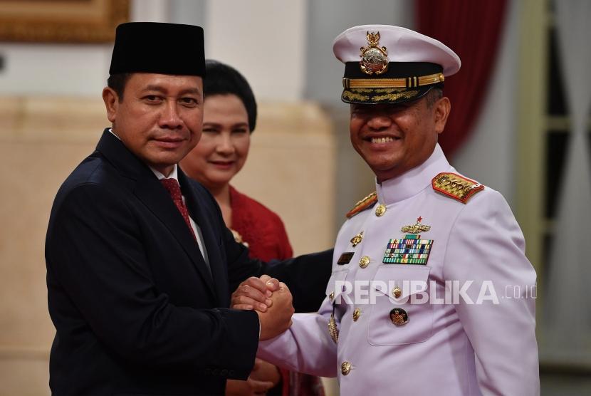 Pejabat baru Kepala Badan Keamanan Laut Laksamana Madya TNI Aan Kurnia (kiri) 