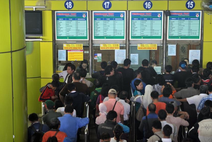 JAKARTA, 7/6 - TIKET KERETA LEBARAN. Calon penumpang mengantre pemesanan tiket di Stasiun Gambir, Jakarta, Kamis (7/6).