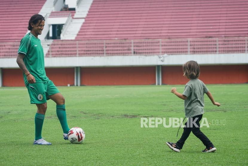 Pesepak bola PS Sleman Irfan Bachdim bermain bola dengan anaknya usai sesi perkenalan pemain baru di Stadion Maguwoharjo, Sleman, DI Yogyakarta, Rabu (12/2/2020).