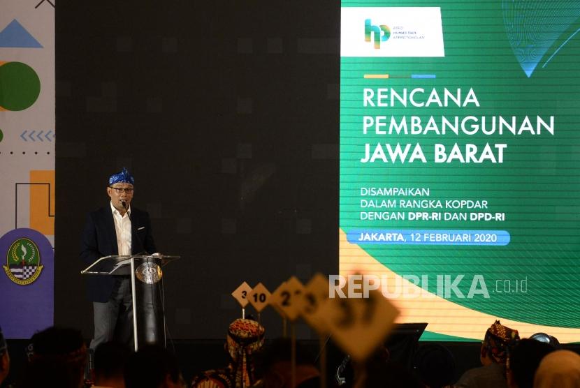 Gubernur Jawa Barat Ridwan Kamil memberikan sambutan pada acara Forum Silaturahmi Masyarakat Jawa Barat Tahun 2020 di Jakarta, Rabu (12/2).