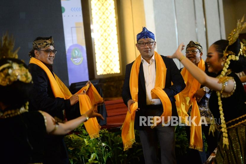 Gubernur Jawa Barat Ridwan Kamil bersama Anggota DPR Dede Yusuf menari pada acara Forum Silaturahmi Masyarakat Jawa Barat Tahun 2020 di Jakarta, Rabu (12/2).