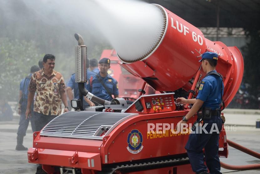 Pemadam Kebakaran mengoperasikan Unit Robot Pengurai Material Kebakaran LUF60 saat demonstrasi robot pemadam kebakaran di Halaman Dinas Pemadam Kebakaran DKI Jakarta, Kamis (13/2).