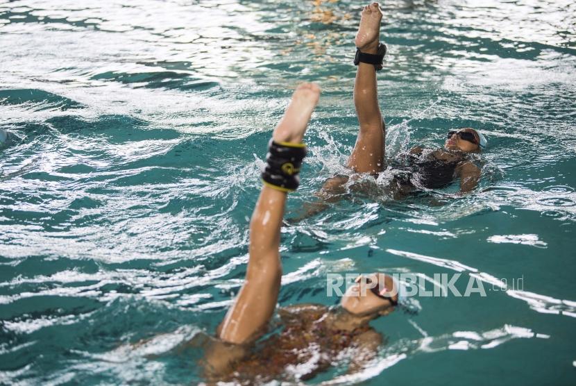 Atlet renang artistik Jawa Barat berlatih di kolam renang prestasi, kompleks GOR Pajajaran, Bandung, Jawa Barat, (ilustrasi). Pemprov Jabar sedang mencari prosedur yang tepat untuk membuka sarana olah raga.
