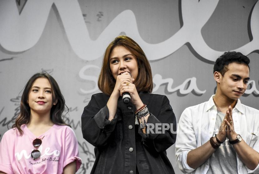  Pemeran utama film Milea Suara Dari Dilan, Vanesha Prescilla (tengah) menyapa penggemarnya saat gelaran Milea Day di Cihampelas Walk, Kota Bandung, Kamis (13/2). Dilan akan menjadi narator untuk setiap kisah Milea: Suara dari Dilan.