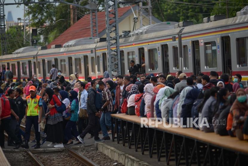 Sejumlah calon penumpang KRL memadati stasiun Manggarai, Jakarta, Kamis (13/2).