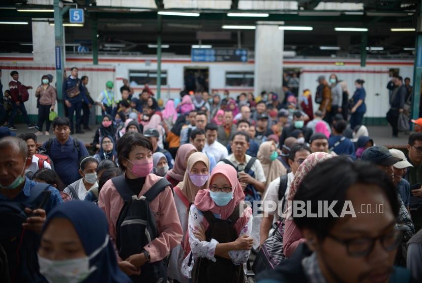 Sejumlah calon penumpang KRL memadati stasiun Manggarai, Jakarta, Kamis (13/2).