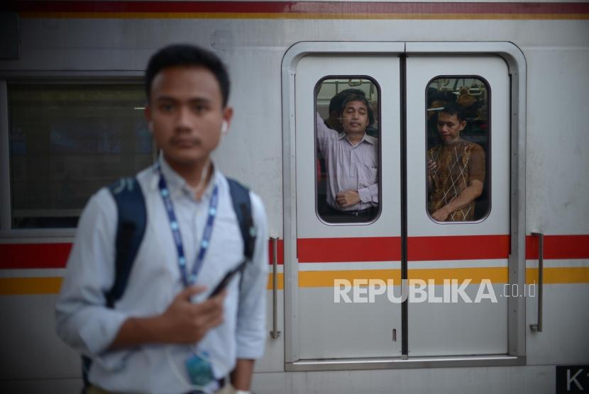 PT Kereta Commuter Indonesia (KCI) akan memperluas layanan kereta rel listrik (KRL) ke luar wilayah Jabodetabek tahun ini (Foto: ilustrasi KRL)
