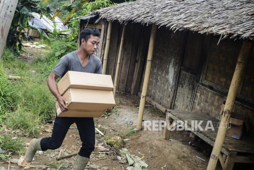 Warga membawa bantuan untuk Pondok Pesantren Riadul Mubtadiin di Kampung Ciparempeng, Desa Cileuksa, Sukajaya, Kabupaten Bogor, Jawa Barat, Kamis (13/2).