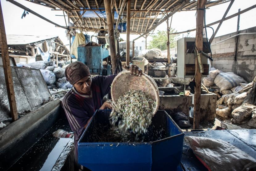 Pekerja memasukan sampah plastik yang telah dicacah ke mesin pengering di pabrik pengolahan sampah plastik kawasan Kapuk, Cengkareng, Jakarta, Selasa (10/9/2019)