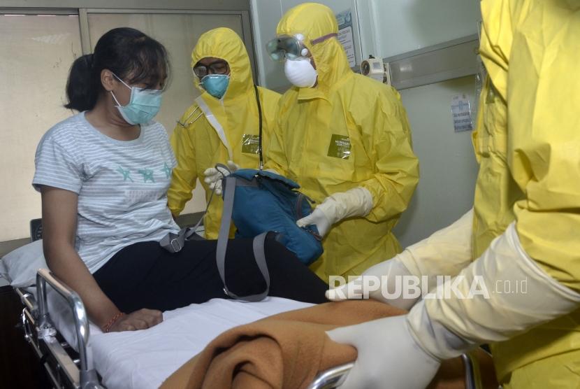Tim medis melakukan penanganan terhadap seorang pasien saat simulasi penanganan pasien virus Corona di Rumah Sakit Umum Pusat Sanglah, Denpasar, Bali, Rabu (12/2/2020).