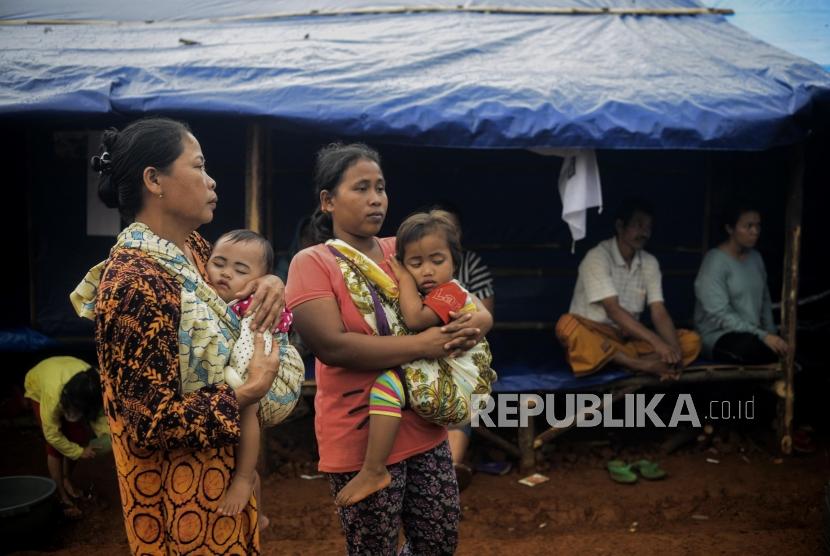 Sejumlah pengungsi saat beraktivitas di hunian sementara (huntara) di Kampung Cogobang, Desa Banjarsari, Kecamatan Lebak Gedong, Kabupaten Lebak, Banten, Kamis (13/2).