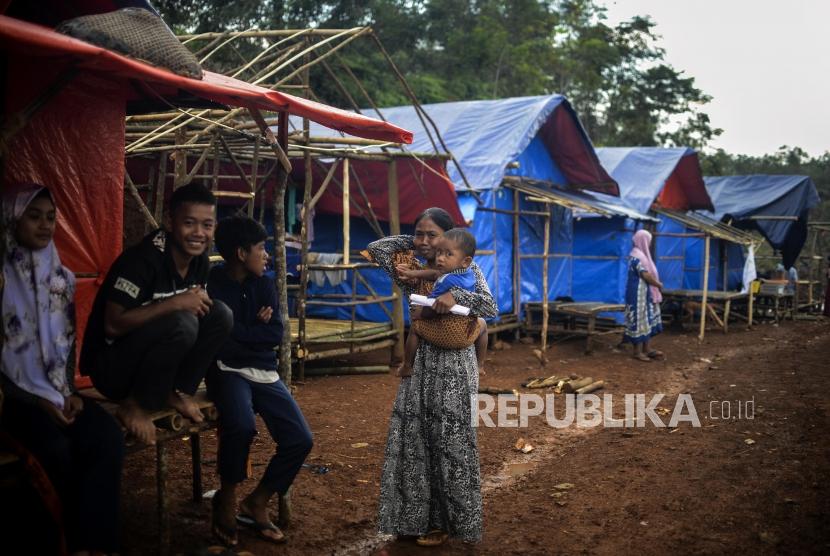 Sejumlah pengungsi saat beraktivitas di hunian sementara (huntara) di Kampung Cogobang, Desa Banjarsari, Kecamatan Lebak Gedong, Kabupaten Lebak, Banten, Kamis (13/2).