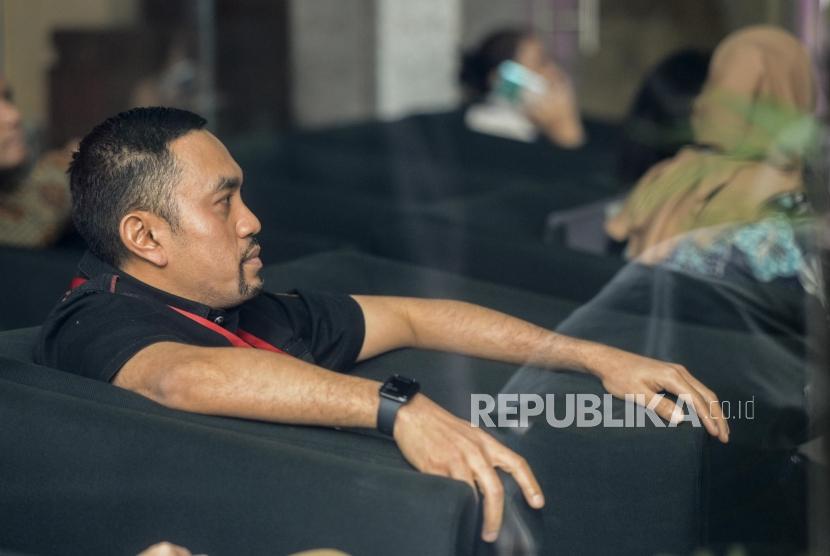 Wakil Ketua Komisi III DPR Ahmad Sahroni menunggu waktu pemeriksaan di Gedung KPK, Jakarta, Jumat (14/2).