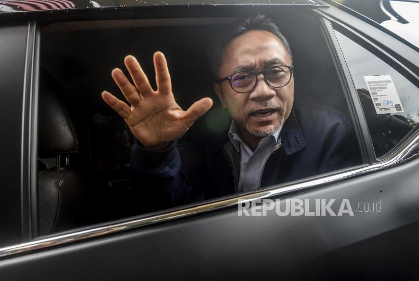 Ketua Umum PAN Zulkifli Hasan usai menjalani pemeriksaan di Gedung KPK, Jakarta, Jumat (14/2).