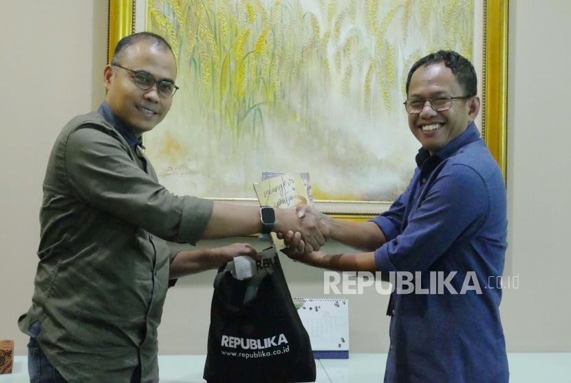 Pemimpin Redaksi Republika Irfan Junaidi (kiri)  menyerahkan cinderamata dari Wakil Direktur Utama Pupuk Indonesia Imam Apriyanto Putro saat berkunjung ke kantor Republika di Jakarta, Jumat (14/2).