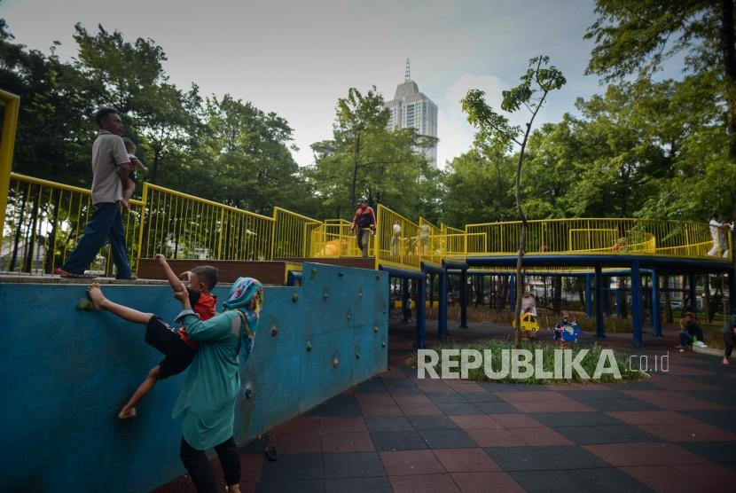 Sejumlah anak didampingi orang tuanya  bermain di salah satu fasilitas permainan di area Taman Puring, Jakarta. Ketua Umum PP Ikatan Dokter Anak Indonesia (IDAI) Aman B Pulungan menganjurkan kepada orang tua agar tidak membawa anak ke tempat keramaian sementara ini. Ilustrasi.