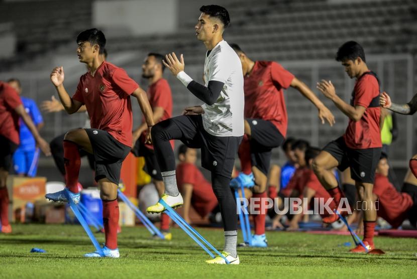 Sejumlah pemain timnas Indonesia saat mengikuti pemusatan latihan di Stadion Madya, Senayan, Jakarta, Jumat (14/2). Para pemain timnas memakai apparel Mills.