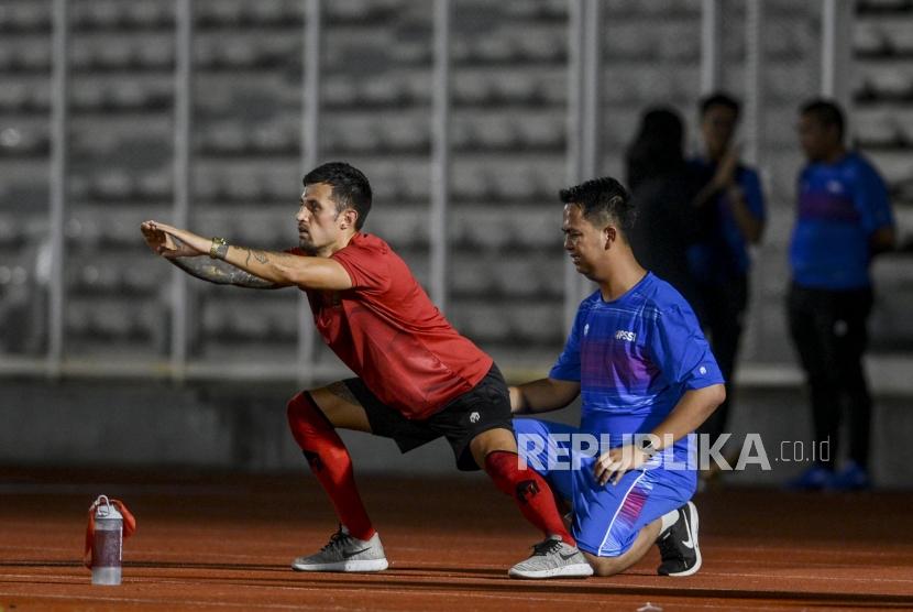 Pemain Timnas Indonesia Stefano Lilipaly (kiri) saat mengikuti latihan perdana di Stadion Madya, Senayan, Jakarta, Jumat (14/2).
