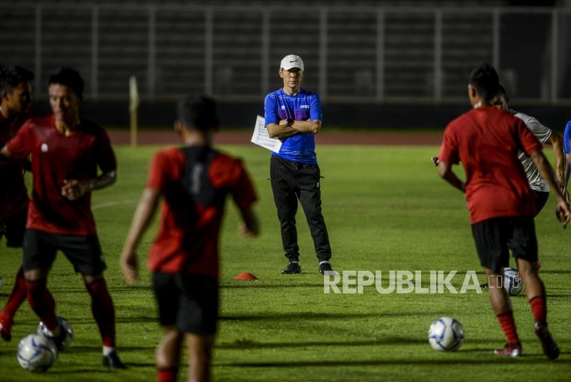 Pelatih Timnas Indonesia Shin Tae Yong (tengah) saat memimpin latihan perdana di Stadion Madya, Senayan, Jakarta, Jumat (14/2).