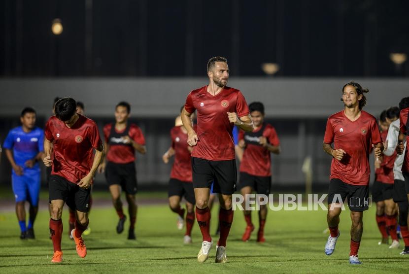 Pemain Timnas Indonesia Ilija Spasojevic (tengah) dan Irfan Bachdim (kanan) saat mengikuti latihan perdana di Stadion Madya, Senayan, Jakarta, Jumat (14/2).