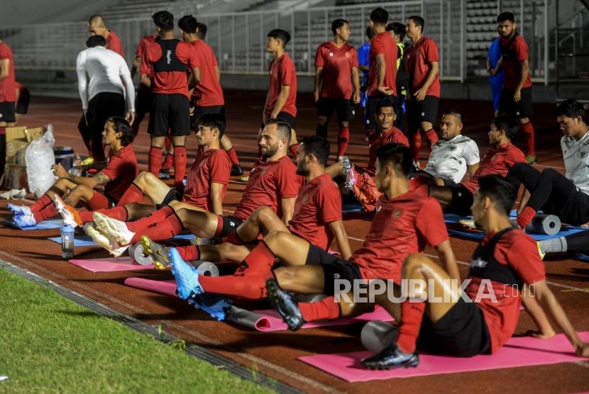 Sejumlah pemain Timnas Indonesia saat mengikuti latihan perdana di Stadion Madya, Senayan, Jakarta, Jumat (14/2).
