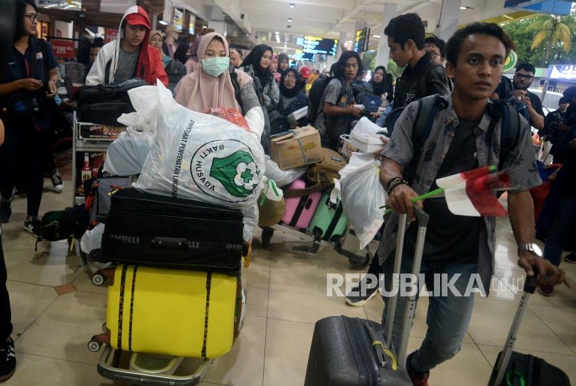 Sejumlah Warga Negara Indonesia (WNI) yang telah menjalani observasi Corona di Natuna bersiap melanjutkan perjalanan ke daerah masing-masing saat tiba di bandara Halim Perdanakusuma, Jakarta, Sabtu (15/2).