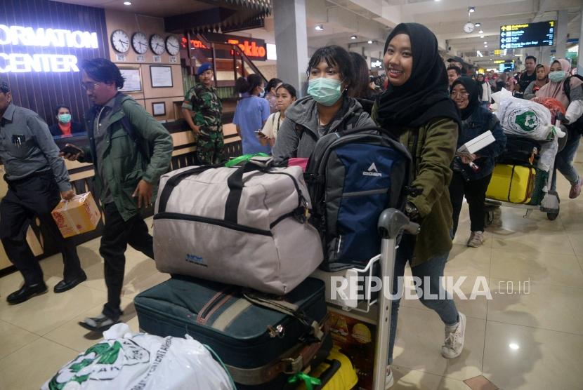 Sejumlah Warga Negara Indonesia (WNI) yang telah menjalani observasi Corona di Natuna bersiap melanjutkan perjalanan ke daerah masing-masing saat tiba di bandara Halim Perdanakusuma, Jakarta, Sabtu (15/2). (ilustrasi)