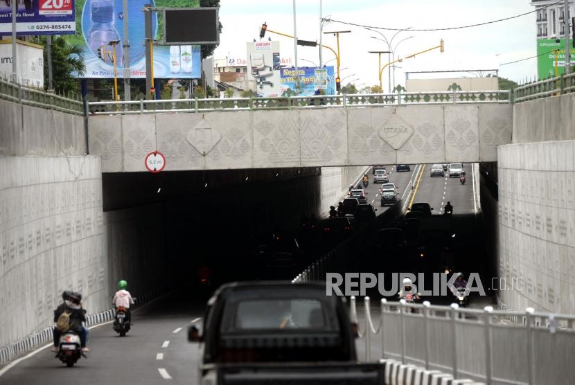 Kendaraan melintasi Underpass Kentungan, Sleman, DI Yogyakarta.