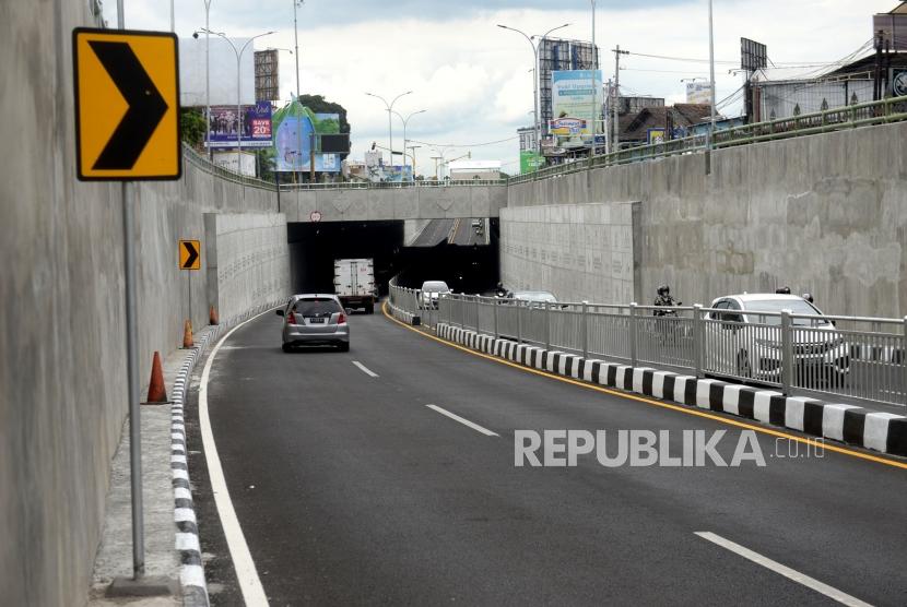 Pengoperasian Underpass Kentungan. Kendaraan menggunakan underpass Kentungan, Yogyakarta, Ahad (16/2).