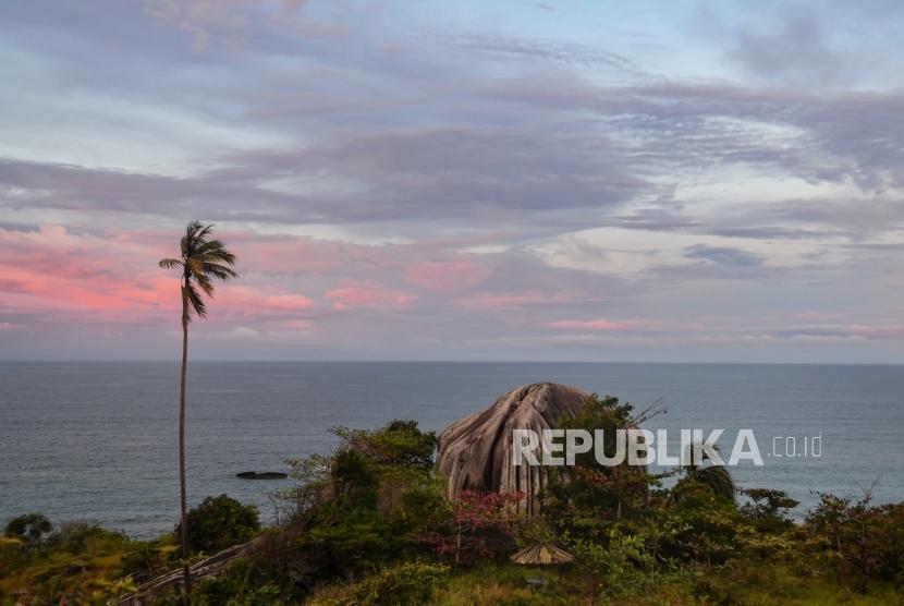 Pemandangan wisata Batu Sindu di kawasan Tanjung Senubing, Bunguran Timur, Natuna, Kepulauan Riau, Minggu (16/2/2020).