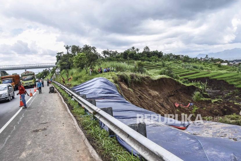 Petugas berada di area pemasangan perkuatan lereng di KM 118 Tol Cipularang, Kabupaten Bandung Barat.