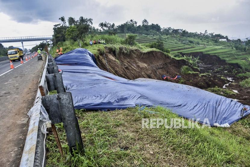 PVMBG Rekomendasi Kendaraan di Tol Cipularang Dibatasi. Petugas berada di area pemasangan perkuatan lereng di KM 118 Tol Cipularang, Kabupaten Bandung Barat, Senin (17/2).