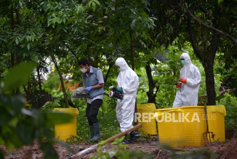 Petugas Kesatuan KBR (Kimia Biologi Radioaktif) Gegana Mabes Polri bersama petugas PTKMR (Pusat Teknologi Keselamatan Meteorologi Radiasi) mengukur paparan radiasi di area terpapar di Perumahan Batan Indah, Kota Tangerang Selatan, Banten, Senin (17/2).