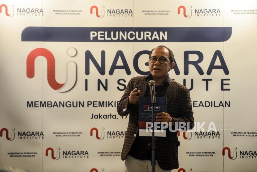 Direktur Eksekutif Nagara Institute Akbar Faizal memberikan paparan saat acara Mukadimah dan Peluncuran Nagara Institute, serta rilis  Daerah Terpapar Dinasti Politik sebagai Dampak Oligarki Politik di Jakarta, Senin (17/2).