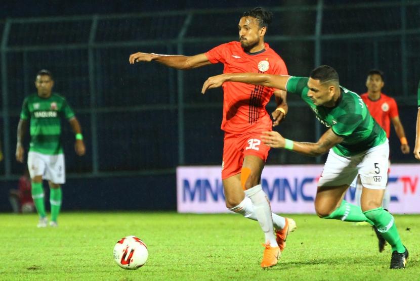 Laga Madura United (hijau) dengan Persija di Piala Gubernur Jatim 2020.