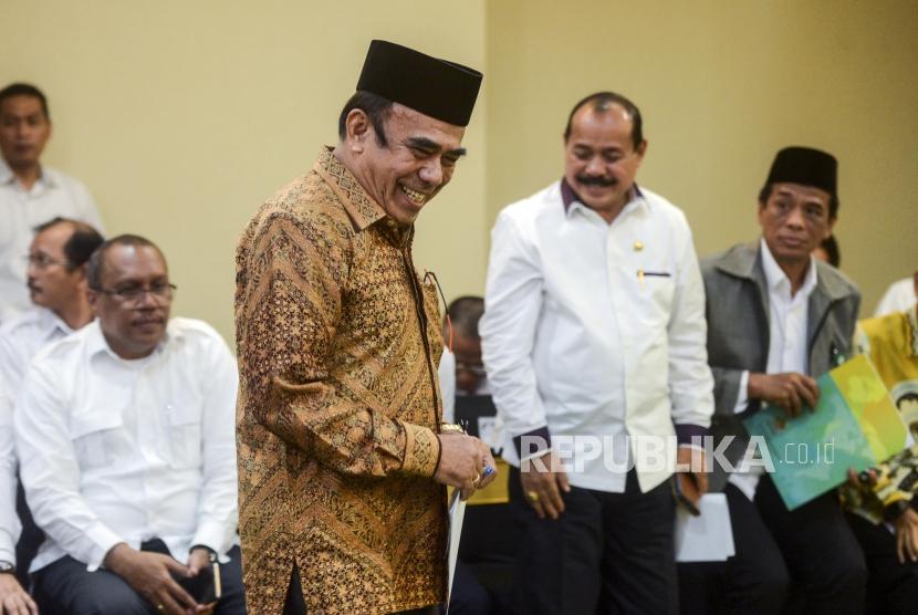 Menteri Agama Fachrul Razi (ketiga kanan) bersiap menyampaikan keterangan saat jumpa pers kinerja Kementerian Agama di Jakarta, Selasa (18/2).