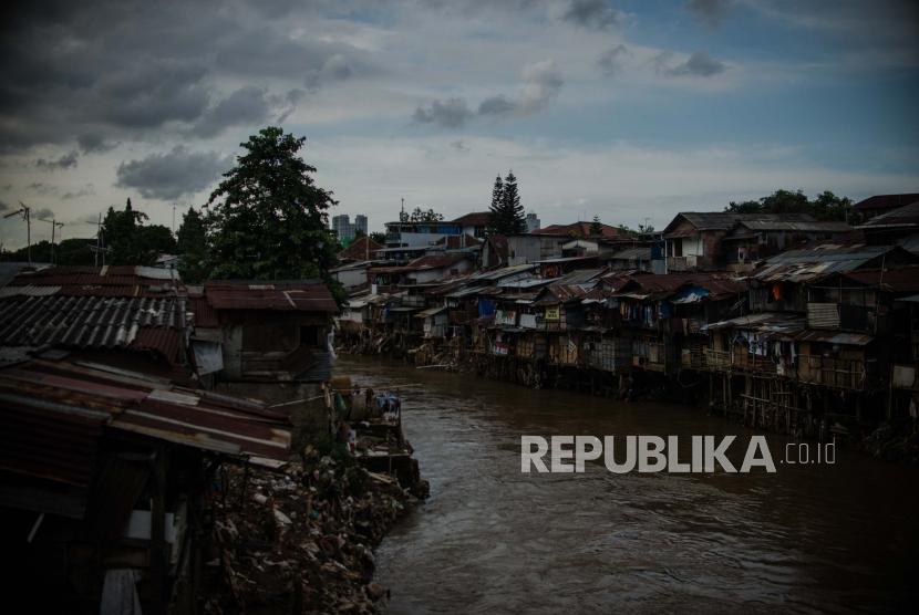 Kondisi pemukiman padat penduduk di kawasan aliran Kali Ciliwung, Jakarta, ilustrasi