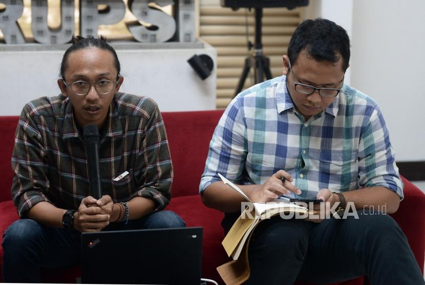 Peneliti ICW Tama S Langkun (kanan) dan peneliti ICW Wana Alamsyah (kiri) memberikan paparan tren penindakan kasus korupsi 2019 di Kantor ICW, Jakarta, Selasa (18/2).