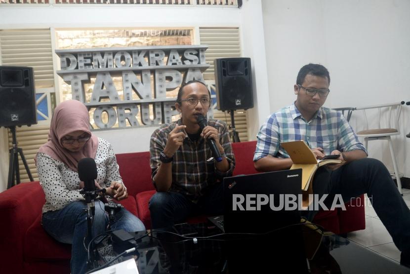 Peneliti ICW Wana Alamsyah (tengah) memberikan paparan didampingi Peneliti ICW Tama S Langkun (kanan) dan Moderator Nisa Rizkiah (kiri) terkait tren penindakan kasus korupsi 2019 di Kantor ICW, Jakarta, Selasa (18/2).