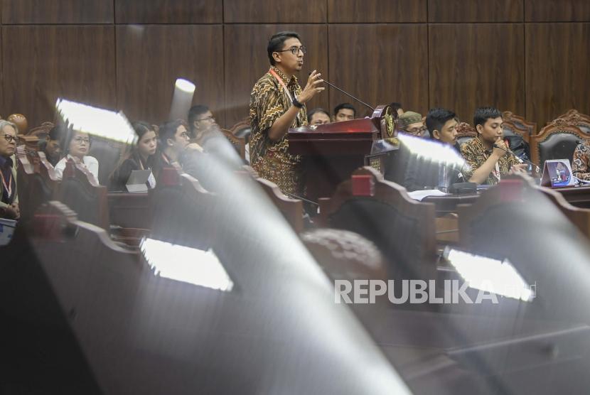 Saksi ahli dari pemohon Zainal Arifin Mochtar memberikan keterangan dalam sidang uji formil UU KPK di Gedung Mahkamah Konstitusi, Jakarta, Rabu (19/2/2020).