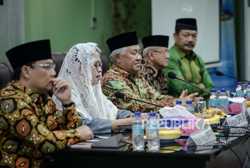 Ketua DPR RI Puan Maharani (kedua kiri) bersama Ketua Dewan Pertimbangan MUI Din Syamsuddin (tengah) Wakil Ketua MPR Ahmad Basarah (kiri) Sekretaris Jendral MUI Anwar Abbas (kedua kanan), Wakil Dewan Pertimbangan MUI Noor Achmad (kanan) saat Rapat Pleno ke-50 di Kantor Majelis Ulama Indonesia, Jakarta, Rabu (19/2).