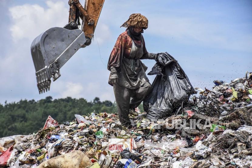 Pemulung memilah sampah plastik untuk dijual kembali ke pengepul di Tempat Pembuangan Akhir (TPA) Sarimukti, Kecamatan Cipatat, Kabupaten Bandung Barat.