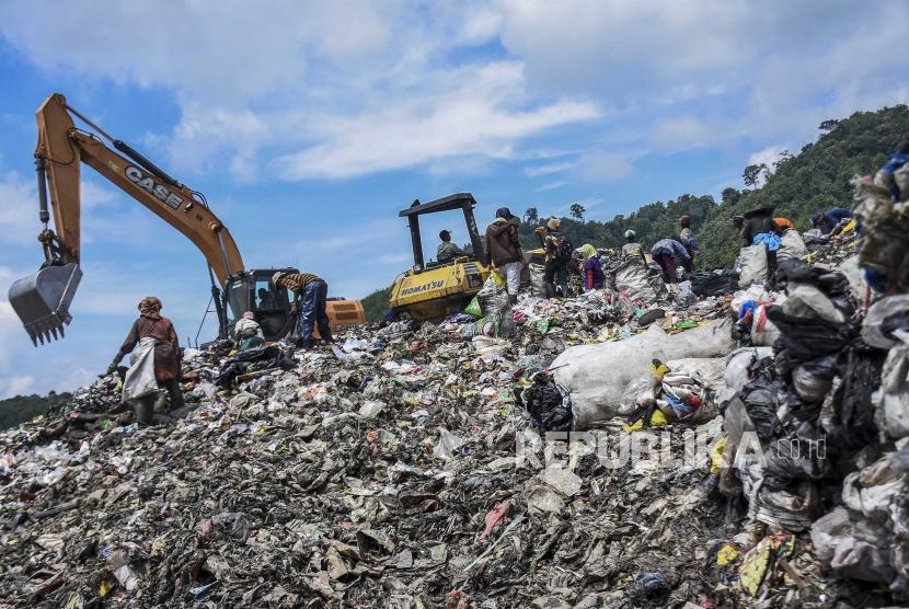 Sejumlah pemulung memilah sampah plastik untuk dijual kembali ke pengepul di Tempat Pembuangan Akhir (TPA) Sarimukti, Kecamatan Cipatat, Kabupaten Bandung Barat, Rabu (19/2).