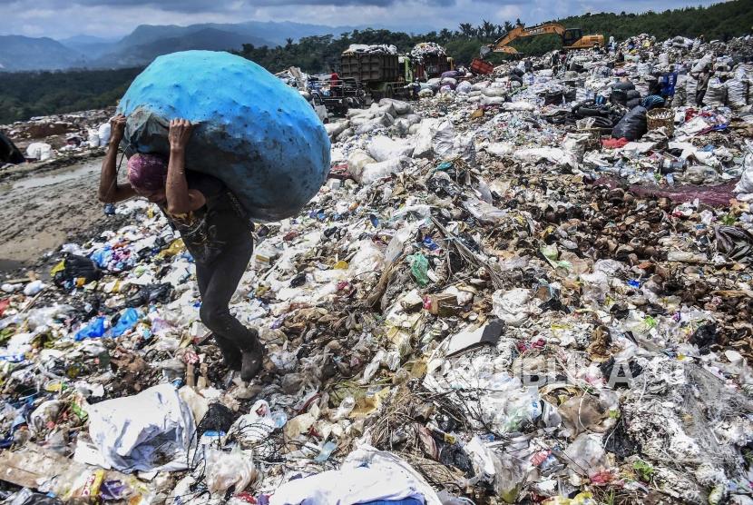 Pemulung mengangkut sampah plastik untuk dijual kembali ke pengepul