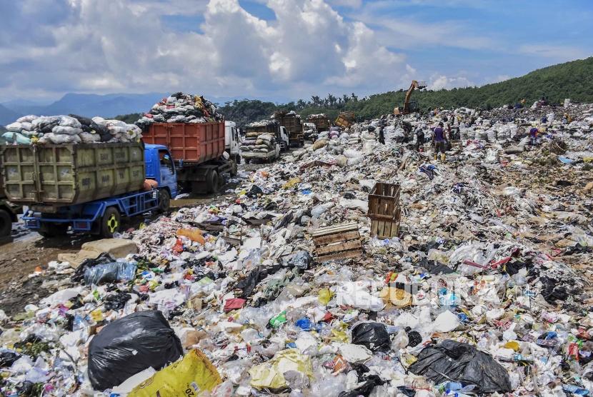 Suasana aktivitas bongkar muat sampah di Tempat Pembuangan Akhir (TPA) Sarimukti, Kecamatan Cipatat, Kabupaten Bandung Barat, Rabu (19/2).