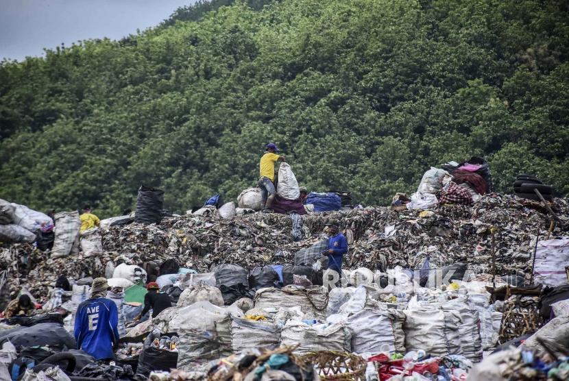 Sejumlah pemulung memilah sampah plastik untuk dijual kembali ke pengepul di Tempat Pembuangan Akhir (TPA) Sarimukti, Kecamatan Cipatat, Kabupaten Bandung Barat, Rabu (19/2).