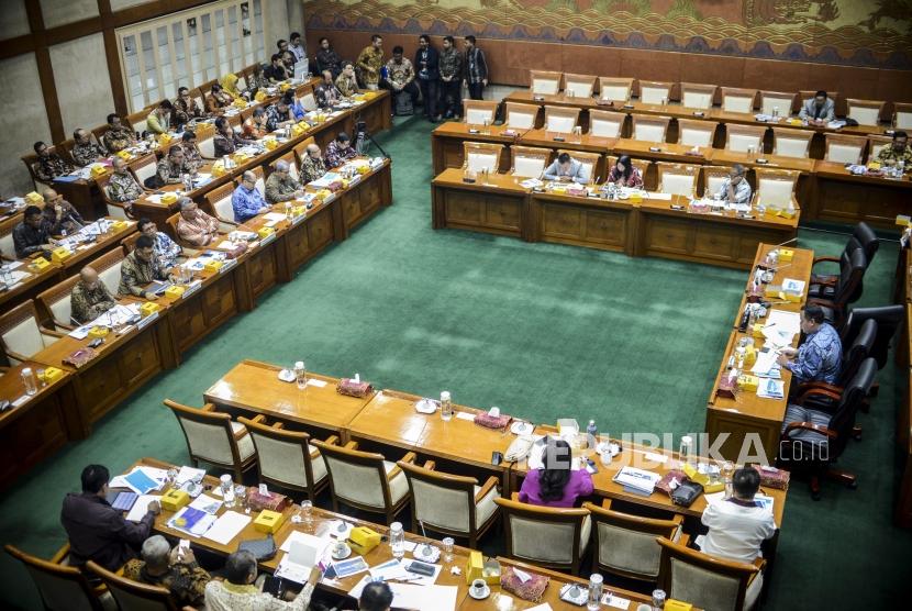 Suasana rapat dengar pendapat (RDP) Komisi VI DPR RI dengan sejumlah direksi perusahaan asuransi di kompleks Parlemen, Jakarta, Rabu (19/2). Direktur Utama PT Asuransi Jiwasraya, Hexana Tri Sasongko, telah menyiapkan sejumlah strategi untuk mengembalikan kepercayaan masyarakat.