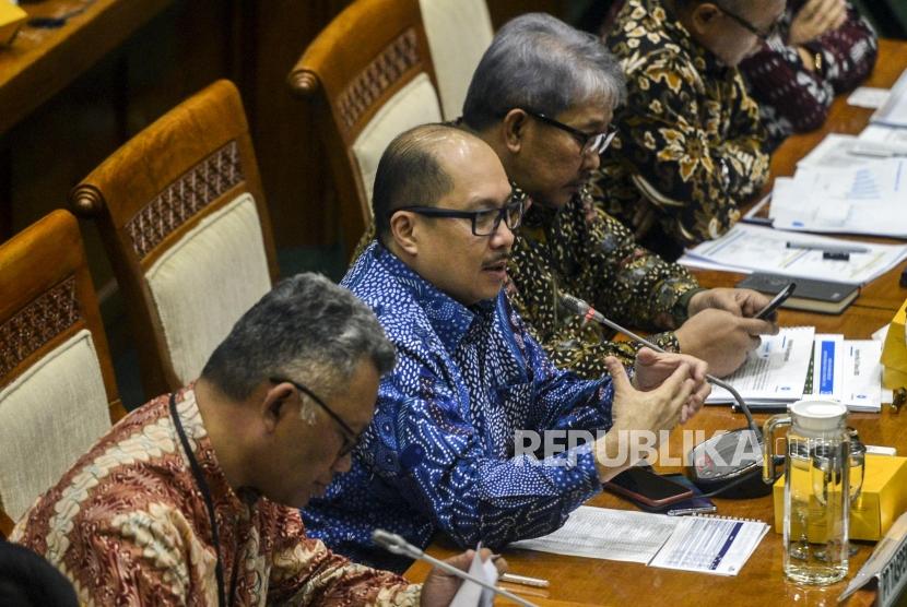 Direktur Utama PT Taspen ANS Kosasih (tengah) saat mengikuti rapat dengar pendapat (RDP) bersama Komisi VI DPR RI  di kompleks Parlemen, Jakarta, Rabu (19/2).