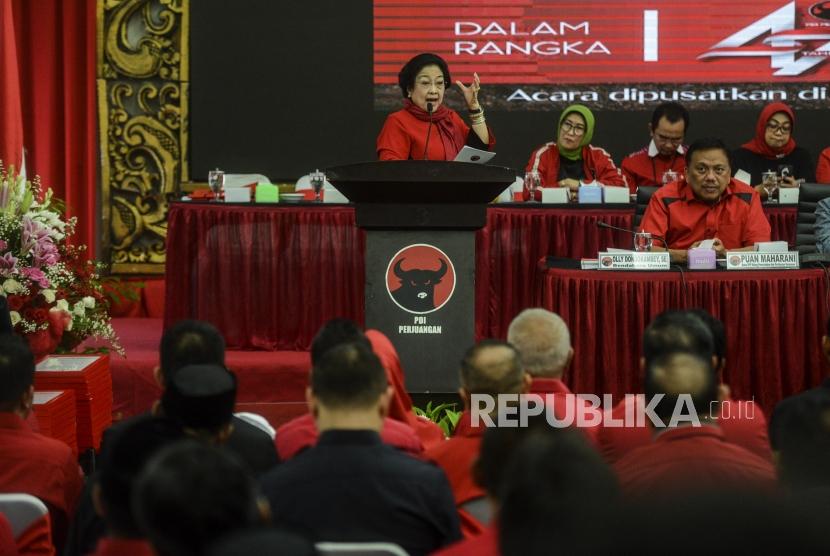 Ketua Umum PDI Perjuangan Megawati Soekarnoputri (kiri) 