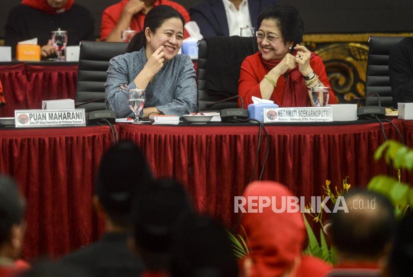 Ketua Umum PDI Perjuangan Megawati Soekarnoputri (kanan) dan Ketua DPP Bidang Pemerintahan dan Pertahanan Keamanan Puan Maharani (kiri)